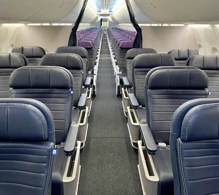 United Boeing 737 MAX 8 photo